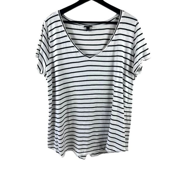 Torrid Size 1X VNeck Tee Shirt Black White Stripe Classic Nautical Preppy Casual - Picture 1 of 8